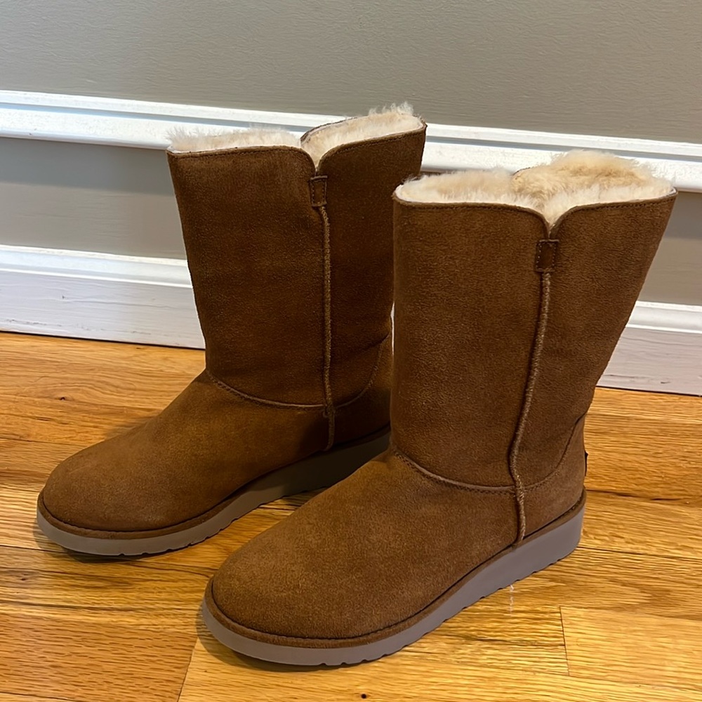 Ugg Koolaburra Women’s suede/sheepskin boots size 9